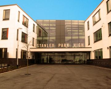 façade avant du groupe scolaire : Stanley Park High School