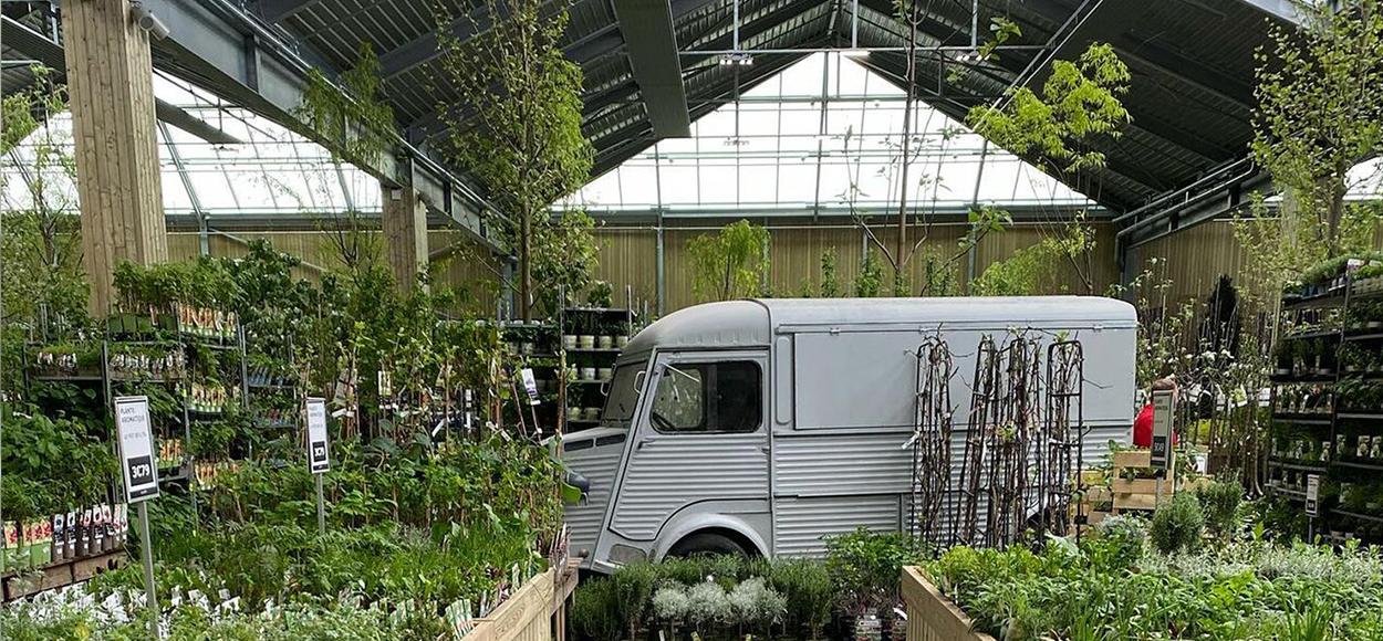 Lumière naturelle et espaces verts jardinerie Desjardins